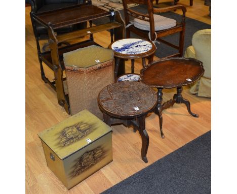 A quantity of occasional furniture, to include oak occasional table with delft style pottery inserts, Lloyd Loom style laundr