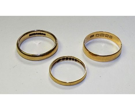 Two 18ct gold wedding bands, ring sizes L and R, 18 stamped to underside, 4.1g, together with a 9ct gold wedding band, stampe