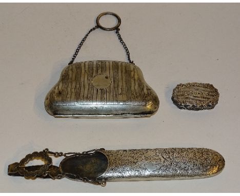 A silver purse, hallmarks for Birmingham 1910 GEW, with engine turned decoration to exterior and plain cartouche to centre, b