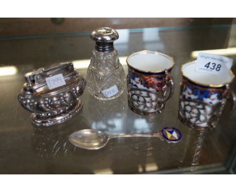 A mixed group of items to include a Ronson Crown table lighter, two Aynsley Imari pattern cups and saucers with Sheffield hal