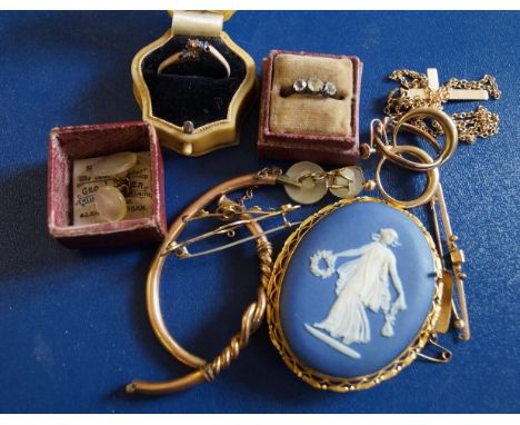 A collection of jewellery, the majority a.f., to include; two bar brooches, two paste rings, a large ceramic oval brooch with