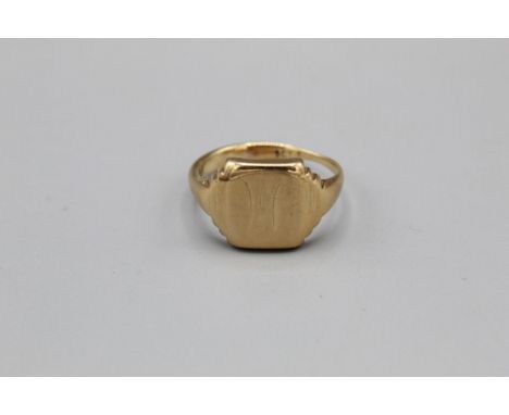 9ct yellow gold square faced signet  ring with worn initial, stamped 375, size R, 6.5g 