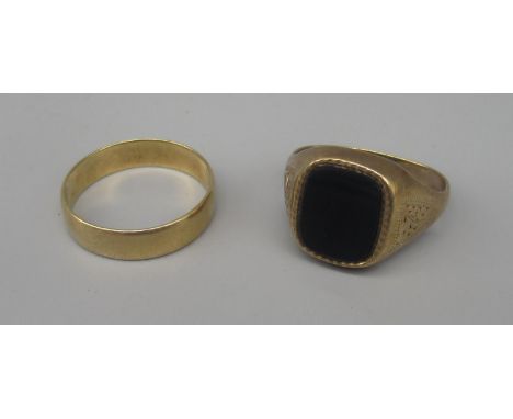 9ct yellow gold signet ring set with black square face and engraved shoulders, size S, and a 9ct yellow gold  plain wedding b