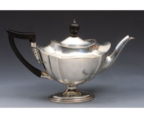 AN OVAL SHAPE SILVER TEAPOT with fluted sides, oval stepped foot and ebonised handle and finial, 15cm high, London 1904 by Th