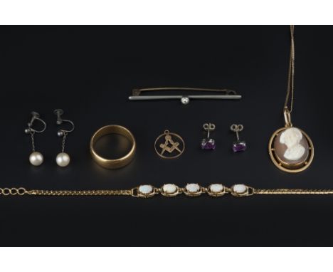 A COLLECTION OF JEWELLERY, comprising a 22ct gold wedding band, a shell cameo pendant, on later fine fancy-link chain, an opa