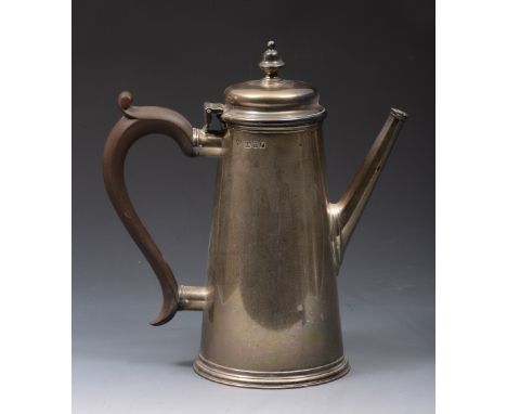 A SILVER COFFEE POT with plain tapering body, domed hinged lid with turned finial and scrolled resin handle, 23cm high, Londo