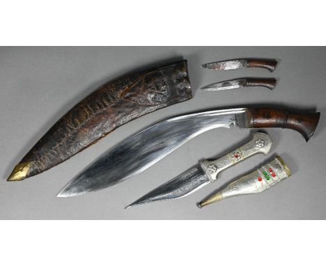 An Arab dagger with shaped 14 cm blade, on low grade white metal and base metal handle and sheath, 28 cm long overall, to/w a