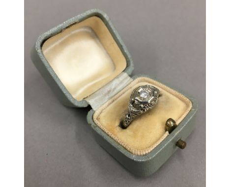 An 18 K white gold diamond ring (2.5 grammes total weight)