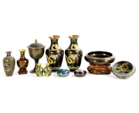 A COLLECTION OF CHINESE CLOISONNE ENAMEL VASES, BOXES AND BOWLS, CUP AND COVER 20CM H, LAGTE 20TH C