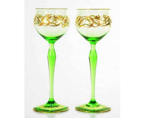 A PAIR OF BOHEMIAN ART NOUVEAU GILT GREEN GLASS WINES, 19.5CM H, CIRCA 1910