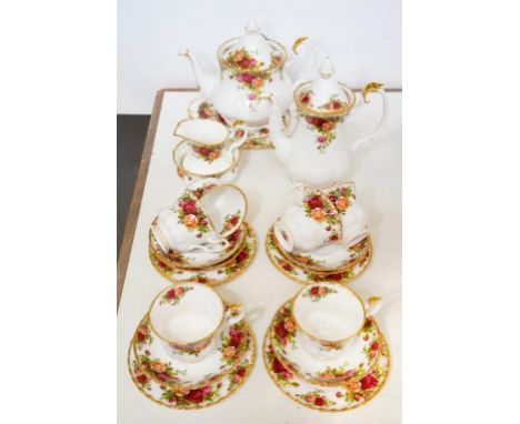 A ROYAL ALBERT OLD COUNTRY ROSES PATTERN TEA SERVICE 