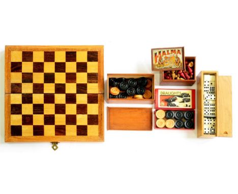 A QUANTITY OF VINTAGE GAMES INCLUDING HALMA, DRAUGHTS AND DOMINOES AND AN INLAID WOOD FOLDING GAMES BOARD