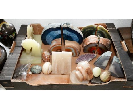 MINERALS.  A COLLECTION OF AGATE, ONYX AND ALABASTER OBJECTS INCLUDING BOOK ENDS, EGGS AND A CRIBBAGE BOARD