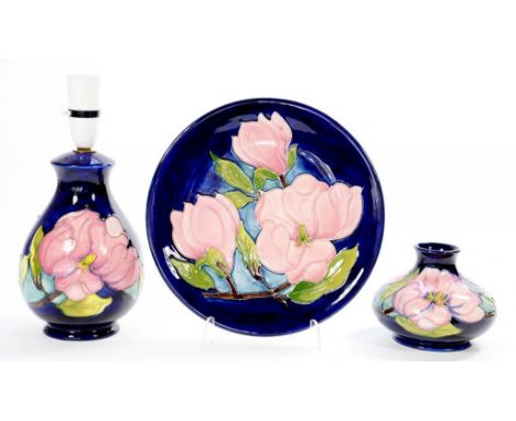 A MOORCROFT MAGNOLIA LAMP, VASE AND PLATE, PLATE 26CM DIAM, IMPRESSED AND PAINTED MARKS