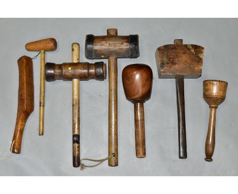 A TRAY CONTAINING SEVEN VINTAGE MALLETS comprising of a Lignum Vitae headed carvers mallet, a Bell hangers mallet, a Caulking