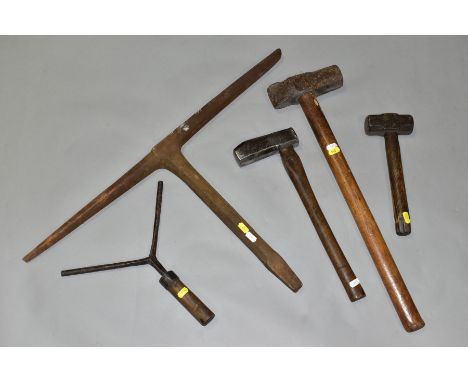 A BOX CONTAINING FIVE VINTAGE TOOLS, including a shipwrights maul with a 7'' head, a smithies stake, etc (5)