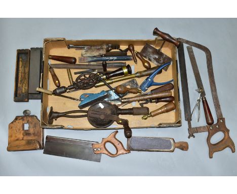 A TRAY CONTAINING VINTAGE HANDTOOLS including a North Bros Yankie, a Sycamore saw, a Stanley No 733 breast drill, a Halford t