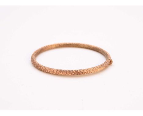 A rose metal textured hinged bangle, with integral clasp stamped '375', weight approx 7.6g