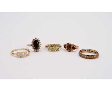 A collection of five rings, comprsing; a 14ct gold cubic zirconia ring, size S, weight approx 2.6g, a 9ct gold garnet ring, a