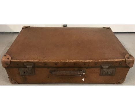 A large vintage suitcase in tan leather-look material.Approx. 65 x 42cm.