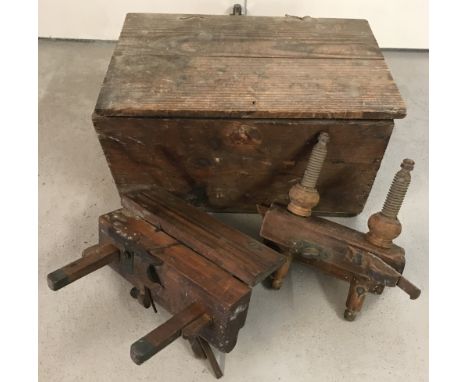 A small vintage pine tool box containing 2 vintage wood working planes.Box approx. 41 x 25.5 cm.