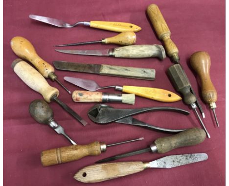 A tray of small vintage tools, mostly wooden handled.To include pallet trowels, cutters and screwdrivers.