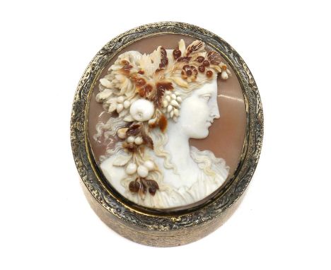 A silver gilt and cameo inset box,by Stuart Clifford and Co., London, 1910, the hinged cover inset profile portrait of a woma