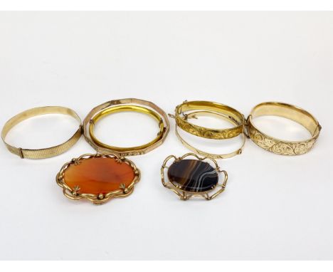 A group of vintage rolled gold and gold plated bangles and an agate brooch.