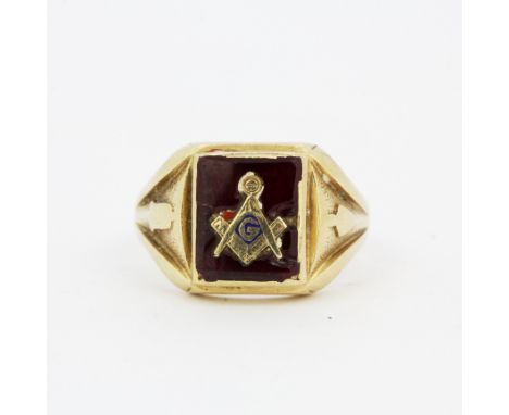A gent's 10ct yellow gold and ruby Masonic ring, some minor chips to stone, (V.5). Gross weight approx. 5.6gr.&nbsp;