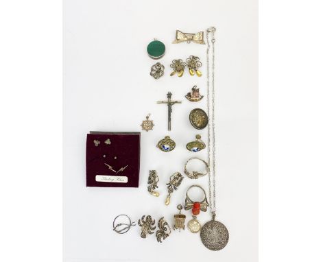 A bag of mixed silver and white metal vintage jewellery items.