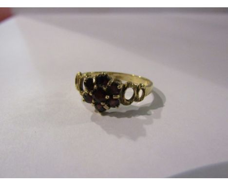 A 9ct gold garnet cluster ring. Size R/S, 2.6g