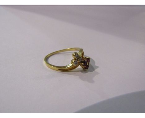 A gold ring with ruby trefoil and diamond trefoil set in a twist, 18ct gold. Size M, 2.2g