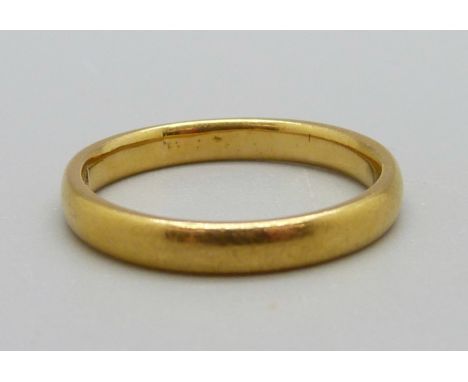 A 22ct gold wedding band, 4.9g, R 