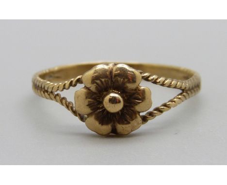 A 9ct gold flower ring, 2g, V 