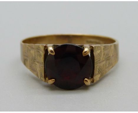 A 9ct gold and garnet ring, 2.7g, P 