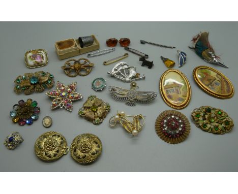 A silver thimble and a small collection of vintage jewellery 