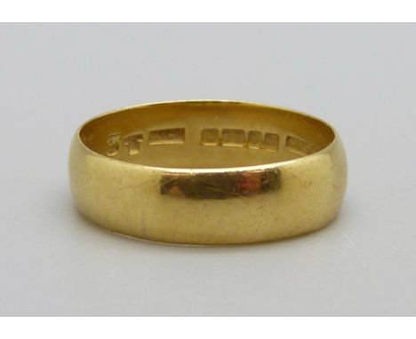 An 18ct gold wedding band, 5g, R 