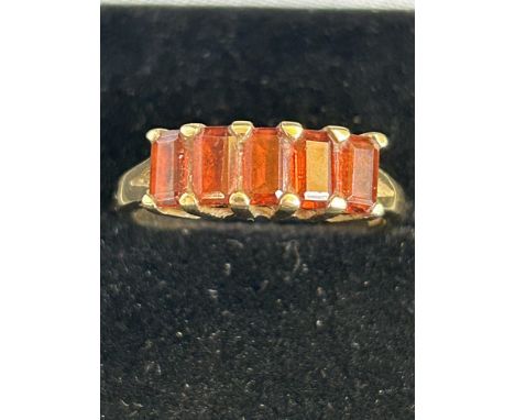 9ct Gold ring set with 5 red stones Size Q 2.7g 