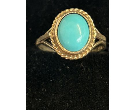 9ct gold ring set with turquoise stone Size M 2.2g 