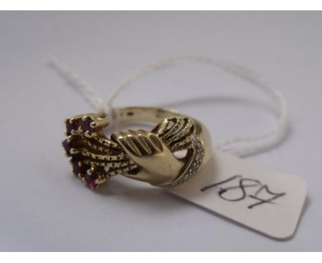 14ct garnet set hand ring approx size K    