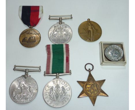 Selection of various assorted medals including Army of Occupation Japan 1945 medal, United States of America 1941-45 Freedom 