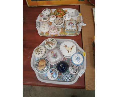 2 trays of trinket pots