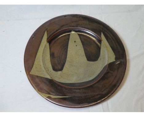 A Winchcombe Studio pottery circular plate with grey and brown decoration by Ray Finch, 12½" diameter together with relating 