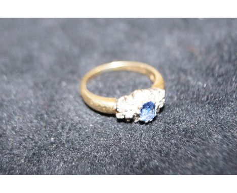 18ct Gold diamond &amp; sapphire cluster ring Size M