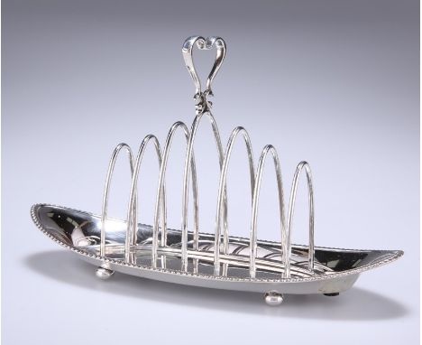 AN EDWARDIAN SILVER TOAST RACKby Joseph Rodgers & Sons, Sheffield 1903Boat-shaped with seven bars and heart-shaped handle.21.