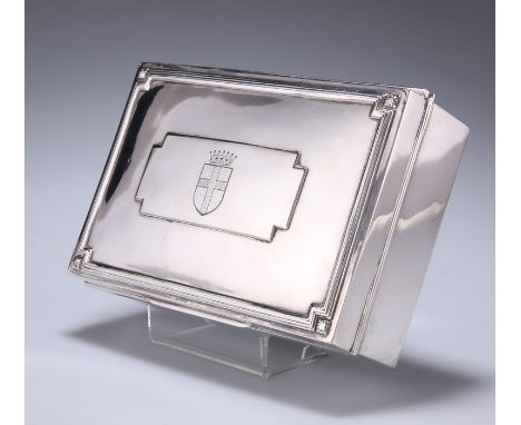 AN EDWARDIAN SILVER CIGAR BOXby William Comyns & Sons Ltd, London 1907Rectangular, the hinged cover engraved with a crest wit