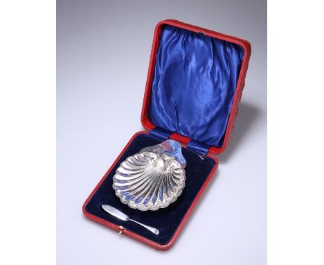 AN EDWARDIAN SILVER BUTTER DISHby James Deakin & Sons, Sheffield 1903Shell-shaped with three ball feet, cased with associated