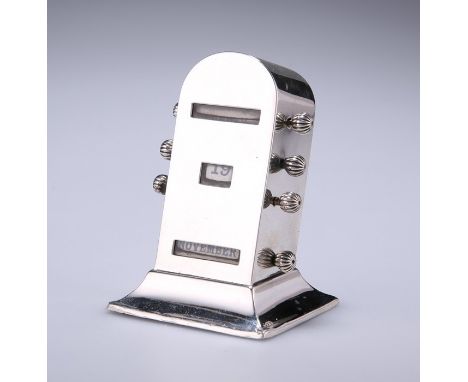 A GEORGE V SILVER DESK CALENDARby Sampson Mordan & Co Ltd, Chester 1913With apertures for day, date and month.9.5cm high.The 