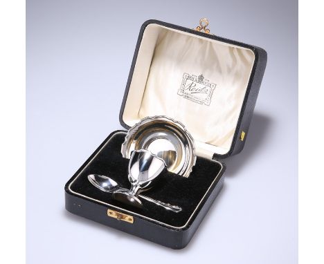 A GEORGE V SILVER CHRISTENING SETWilliam Davenport, Birmingham 1928 and 1930Comprising egg cup, underplate and spoon, in a Re