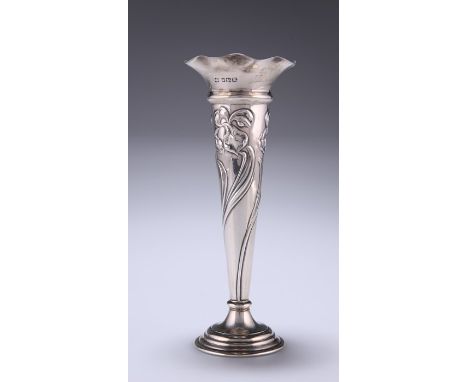 AN EDWARDIAN SILVER FLOWER VASEby Mappin & Webb, Sheffield 1904Tapering cylindrical form with undulating rim, chased with Art